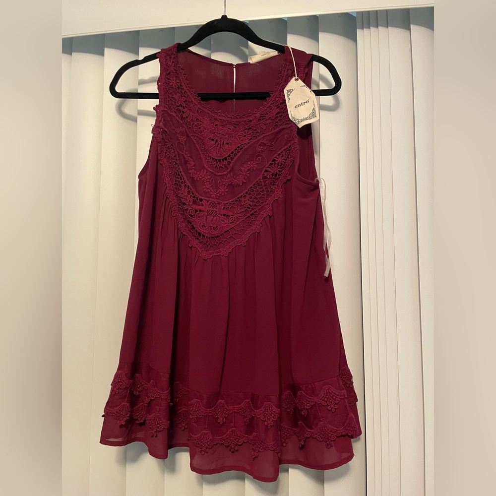 NWT-Entro tank, size small, lined with lace detail.